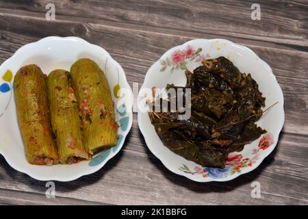 Eingewickelte Traubenblätter und gefüllte Kürbis, Zucchini, Mark, Mahshi oder Zucchini gefüllt mit weißem Reis, Zwiebeln, Petersilie, Dill und Koriander, arabischer Egy Stockfoto