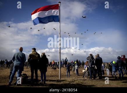 Ede, Niederlande. 17. September 2022. 2022-09-17 10:56:43 EDE - Fallschirmjäger während eines Massenabwurf-Fallschirmsprungs über der Ginkelse Heide, wo die Kämpfer gedacht werden, die für die Freiheit dort im Jahr 1944 als Teil der Operation Market Garden gekämpft haben. ANP KOEN VAN WEEL netherlands Out - belgium Out Credit: ANP/Alamy Live News Stockfoto