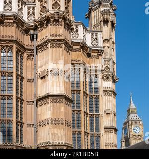 Detail der Außenseite der Westminster Abbey, London, mit dem Elizabeth Tower, bekannt als Big Ben, im Hintergrund. Ort der königlichen Hochzeiten, Krönung Stockfoto