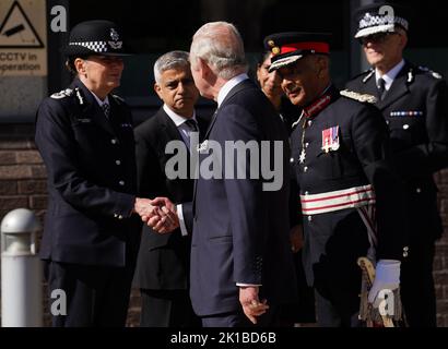 König Charles III schüttelt die Hände mit Dame Lynne Owens, der stellvertretenden Kommissarin des Metropolitan Police Service, als er zu einem Besuch im Metropolitan Police Service Special Operations Room (SOR) Lambeth HQ, Süd-London, eintrifft, Um den Mitarbeitern des Notdienstes für ihre Arbeit und Unterstützung vor der Beerdigung von Königin Elizabeth II. Zu danken Bilddatum: Samstag, 17. September 2022. Stockfoto