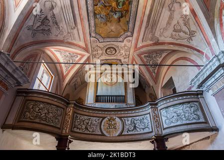 Eingekeilt zwischen den Gassen des Dorfes, ist die Kirche Santa Maria degli Angeli in Civitella del Tronto, nach einigen historischen Quellen, die Kirche Stockfoto