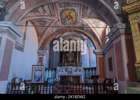 Eingekeilt zwischen den Gassen des Dorfes, ist die Kirche Santa Maria degli Angeli in Civitella del Tronto, nach einigen historischen Quellen, die Kirche Stockfoto