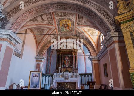 Eingekeilt zwischen den Gassen des Dorfes, ist die Kirche Santa Maria degli Angeli in Civitella del Tronto, nach einigen historischen Quellen, die Kirche Stockfoto