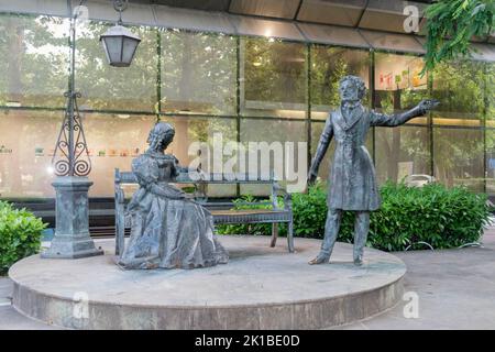 Podgorica, Montenegro - 4. Juni 2022: Denkmal für Alexander Puschkin und seine Frau Natalia Gontscharova. Stockfoto