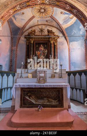 Eingekeilt zwischen den Gassen des Dorfes, ist die Kirche Santa Maria degli Angeli in Civitella del Tronto, nach einigen historischen Quellen, die Kirche Stockfoto