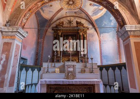 Eingekeilt zwischen den Gassen des Dorfes, ist die Kirche Santa Maria degli Angeli in Civitella del Tronto, nach einigen historischen Quellen, die Kirche Stockfoto