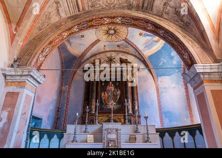 Eingekeilt zwischen den Gassen des Dorfes, ist die Kirche Santa Maria degli Angeli in Civitella del Tronto, nach einigen historischen Quellen, die Kirche Stockfoto