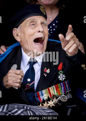 Ede, Niederlande. 17. September 2022. 2022-09-17 12:35:50 EDE - Ein Veteran während der Gedenkfeier auf der Ginkelse Heide, wo die Kämpfer gedacht werden, die für die Freiheit dort im Jahr 1944 als Teil der Operation Market Garden gekämpft. ANP KOEN VAN WEEL netherlands Out - belgium Out Credit: ANP/Alamy Live News Stockfoto