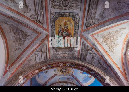 Eingekeilt zwischen den Gassen des Dorfes, ist die Kirche Santa Maria degli Angeli in Civitella del Tronto, nach einigen historischen Quellen, die Kirche Stockfoto