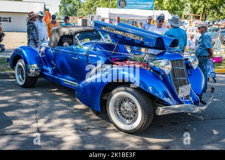 Falcon Heights, MN - 18. Juni 2022: Vorderansicht eines 1936 Auburn 852 Speedster Cabriolets aus der Perspektive auf einer lokalen Automobilausstellung. Stockfoto