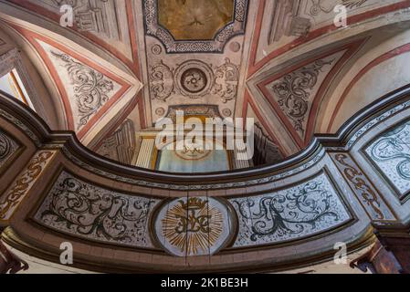 Eingekeilt zwischen den Gassen des Dorfes, ist die Kirche Santa Maria degli Angeli in Civitella del Tronto, nach einigen historischen Quellen, die Kirche Stockfoto