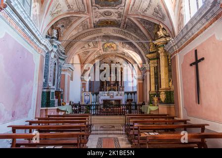 Eingekeilt zwischen den Gassen des Dorfes, ist die Kirche Santa Maria degli Angeli in Civitella del Tronto, nach einigen historischen Quellen, die Kirche Stockfoto