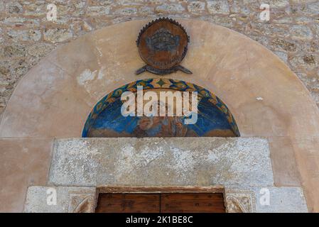 Eingekeilt zwischen den Gassen des Dorfes, ist die Kirche Santa Maria degli Angeli in Civitella del Tronto, nach einigen historischen Quellen, die Kirche Stockfoto