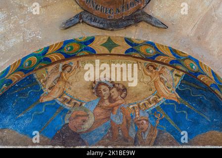 Eingekeilt zwischen den Gassen des Dorfes, ist die Kirche Santa Maria degli Angeli in Civitella del Tronto, nach einigen historischen Quellen, die Kirche Stockfoto