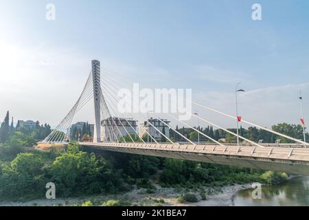 Podgorica, Montenegro - 4. Juni 2022: Millennium-Brücke über den Fluss Moraca in der Hauptstadt Montenegros. Stockfoto