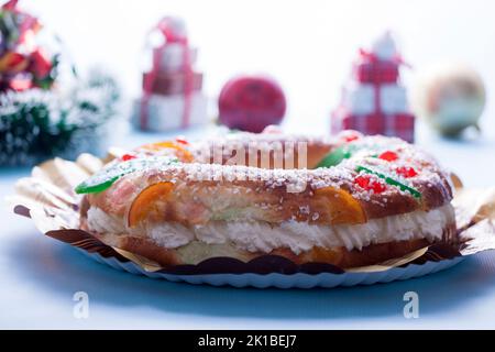 Typischer Kuchen aus dem Tag der Könige in Katalonien, briochenförmiger Donut, gefüllt mit Creme und kandierten Früchten. Stockfoto