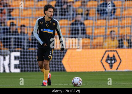 Wolverhampton, Großbritannien. 17. September 2022. Rayan Aït-Nouri #3 von Wolverhampton Wanderers während der Aufwärmphase vor dem Spiel während des Premier League-Spiels Wolverhampton Wanderers gegen Manchester City in Molineux, Wolverhampton, Großbritannien, 17.. September 2022 (Foto von Conor Molloy/News Images) Credit: News Images LTD/Alamy Live News Stockfoto