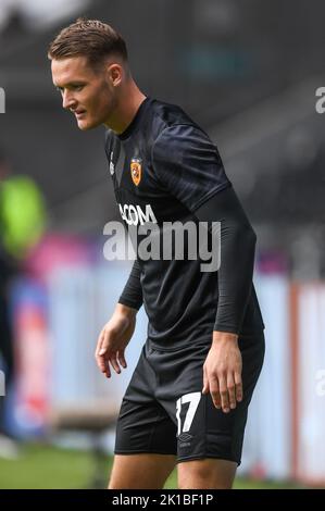 Swansea, Großbritannien. 17. September 2022. Sean McLoughlin #17 von Hull City während der Aufwärmphase vor dem Spiel während des Sky Bet Championship-Spiels Swansea City gegen Hull City im Swansea.com Stadium, Swansea, Großbritannien, 17.. September 2022 (Foto von Mike Jones/News Images) in Swansea, Großbritannien am 9/17/2022. (Foto von Mike Jones/News Images/Sipa USA) Quelle: SIPA USA/Alamy Live News Stockfoto