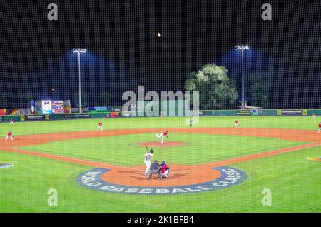 Regensburg, Bayern, Deutschland. 16. September 2022. Großbritannien und Frankreich spielen bis in die Nacht während der World-Baseballklassiker-Qualifikation im Armin-Wolf-Stadion in Regensburg. (Bild: © Kai Dambach/ZUMA Press Wire) Bild: ZUMA Press, Inc./Alamy Live News Stockfoto