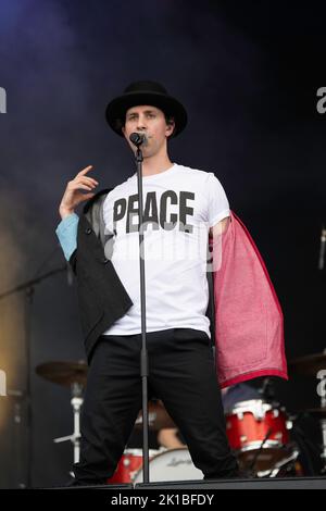 Die britische Rockband Maxïmo Park spielt live beim Tempelhof Sounds Festival in Berlin Stockfoto