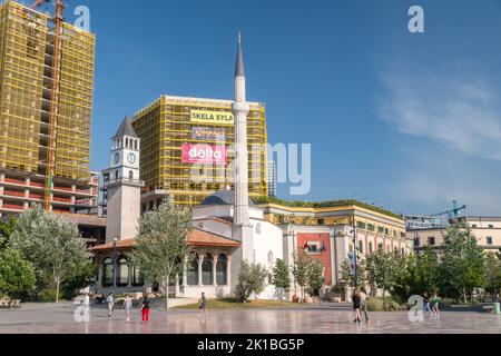 Tirana, Albanien - 4. Juni 2022: Der Hauptplatz von Tirana mit der et'hem Bey Moschee und dem Tirana Uhrenturm. Stockfoto