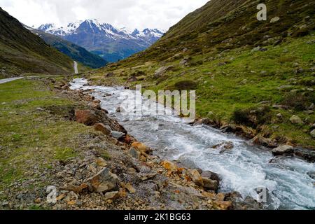 Ein Alpenbach, der durch das malerische Timmelsjoch fließt und das Ötztal im österreichischen Bundesland Tirol mit dem Passeiertal in der italienischen Provinz verbindet Stockfoto