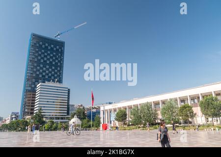 Tirana, Albanien - 4. Juni 2022: Der Skanderbeg-Platz (Albanisch: Sheshi Skenderbej). Stockfoto