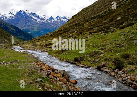 Ein Alpenbach, der durch das malerische Timmelsjoch fließt und das Ötztal im österreichischen Bundesland Tirol mit dem Passeiertal in der italienischen Provinz verbindet Stockfoto