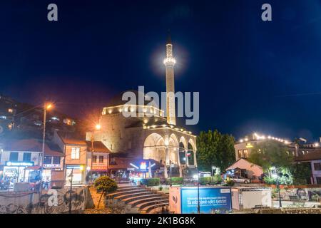 Prizren, Kosovo - 4. Juni 2022: Sinan-Pascha-Moschee in der Nacht. Osmanische Moschee im historischen Teil der Stadt Prizren. Stockfoto