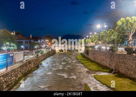 Prizren, Kosovo - 4. Juni 2022: Bistrica Fluss in der Altstadt von Prizren in der Nacht. Stockfoto