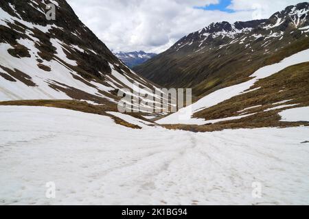 Landschaftlich reizvoller verschneiter Timmelsjoch-Pass, der das Ötztal im österreichischen Bundesland Tirol mit dem Passeiertal in der italienischen Provinz Südtirol verbindet Stockfoto