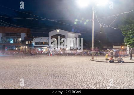 Prizren, Kosovo - 4. Juni 2022: Platz in der Altstadt von Prizren in der Nacht. Stockfoto