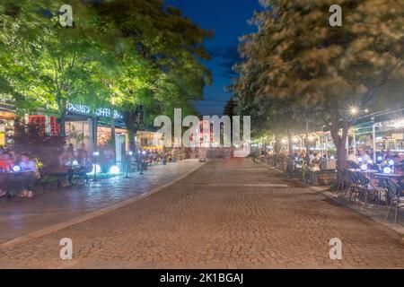 Prizren, Kosovo - 4. Juni 2022: Langzeitaufnahme der Straße in der Altstadt von Prizren bei Nacht. Stockfoto
