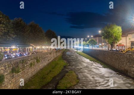 Prizren, Kosovo - 4. Juni 2022: Die Lumbardhi i Prizrenit oder Prizren Bistrica in der Nacht in Prizren, Kosovo. Stockfoto