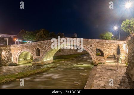 Historische Steinbrücke über den Fluss Bistrica bei Nacht in Prizren, Kosovo. Stockfoto