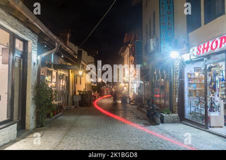 Prizren, Kosovo - 4. Juni 2022: Gepflasterte Fußgängerzone in der Altstadt von Prizren in der Nacht. Stockfoto