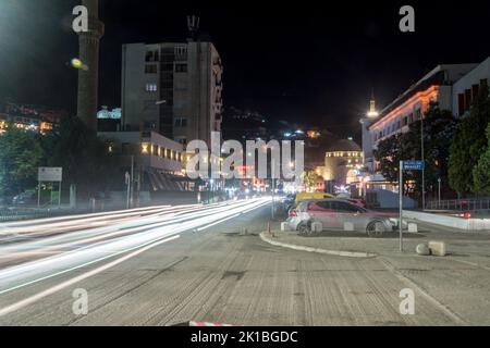 Prizren, Kosovo - 4. Juni 2022: Nachtansicht im Stadtzentrum von Prizren mit Auto-Licht-Trails. Stockfoto