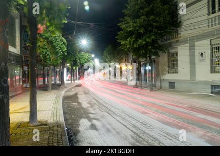 Prizren, Kosovo - 4. Juni 2022: Nachtansicht auf der Straße mit Lichtwegen. Stockfoto