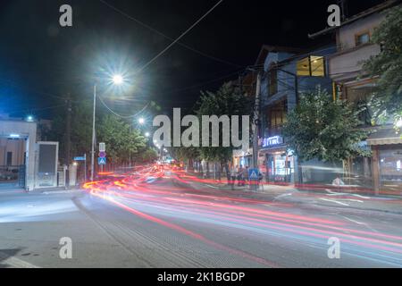Prizren, Kosovo - 4. Juni 2022: Langzeitbelichtung mit Lichtspuren auf der Straße in Prizren bei Nacht. Stockfoto