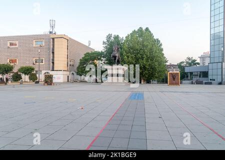 Pristina, Kosovo - 5. Juni 2022: Skanderbeg-Platz mit der Statue des Militärkommandanten Skanderbeg. Stockfoto