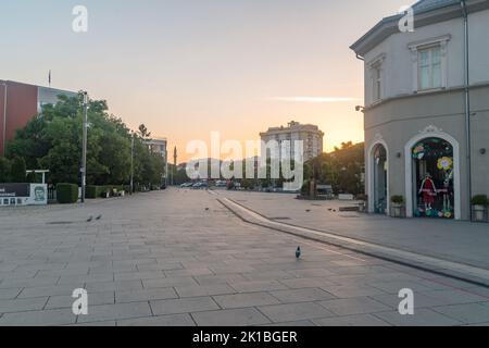 Pristina, Kosovo - 5. Juni 2022: Sonnenaufgang über dem Skanderbeg-Platz und dem Mutter Teresa-Boulevard in Pristina. Stockfoto
