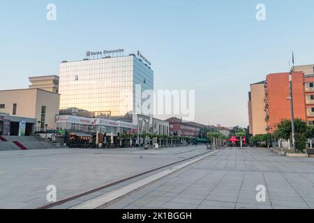 Pristina, Kosovo - 5. Juni 2022: Morgenansicht auf dem Boulevard von Mutter Teresa in Pristina. Stockfoto