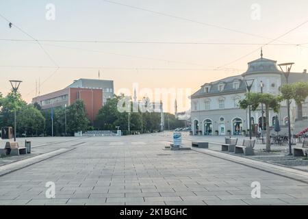 Pristina, Kosovo - 5. Juni 2022: Mutter Teresa Boulevard im Stadtzentrum. Stockfoto