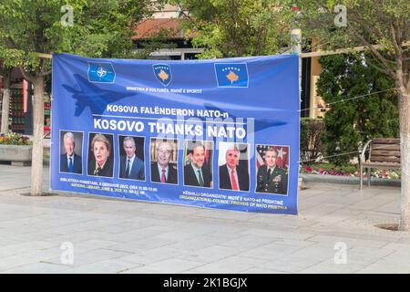 Pristina, Kosovo - 5. Juni 2022: Baner Kosovo Danke der NATO. Stockfoto