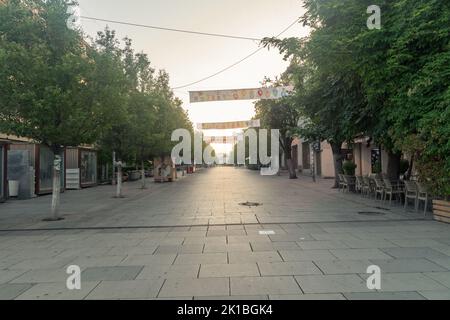 Pristina, Kosovo - 5. Juni 2022: Sonnenaufgang auf dem Boulevard Mutter Teresa im Stadtzentrum von Pristina. Stockfoto