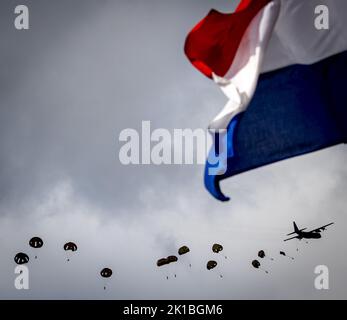 Ede, Niederlande. 17. September 2022. 2022-09-17 10:31:49 EDE - Fallschirmjäger während eines Massenabwurf-Fallschirmsprungs über der Ginkelse Heide, wo die Kämpfer gedacht werden, die für die Freiheit dort im Jahr 1944 als Teil der Operation Market Garden gekämpft haben. ANP KOEN VAN WEEL netherlands Out - belgium Out Credit: ANP/Alamy Live News Stockfoto