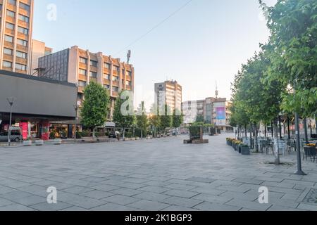 Pristina, Kosovo - 5. Juni 2022: Morgenansicht auf dem Zahir Pajaziti Platz. Stockfoto