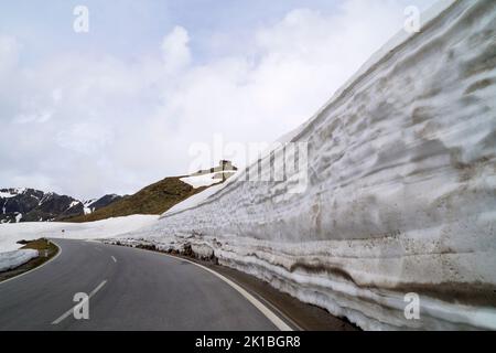 Landschaftlich reizvoller verschneiter Timmelsjoch-Pass, der das Ötztal im österreichischen Bundesland Tirol mit dem Passeiertal in der italienischen Provinz Südtirol verbindet Stockfoto
