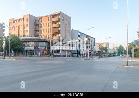 Pristina, Kosovo - 5. Juni 2022: Blick auf die Straße am Morgen in der Hauptstadt des Kosovo. Boulevard der Märtyrer der Nation (Bulevardi Deshmoret e Kombit Stockfoto