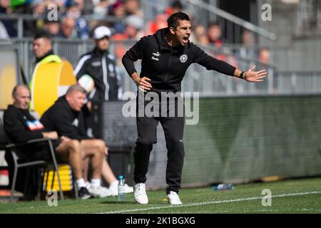 Bielefeld, Deutschland. 17. September 2022. Fußball: 2. Bundesliga, Arminia Bielefeld - Holstein Kiel, Matchday 9, Schüco Arena. Kiels Trainer Marcel Rapp zeigt sich an der Seitenlinie. Quelle: Swen Pförtner/dpa - WICHTIGER HINWEIS: Gemäß den Anforderungen der DFL Deutsche Fußball Liga und des DFB Deutscher Fußball-Bund ist es untersagt, im Stadion und/oder vom Spiel aufgenommene Fotos in Form von Sequenzbildern und/oder videoähnlichen Fotoserien zu verwenden oder zu verwenden./dpa/Alamy Live News Stockfoto